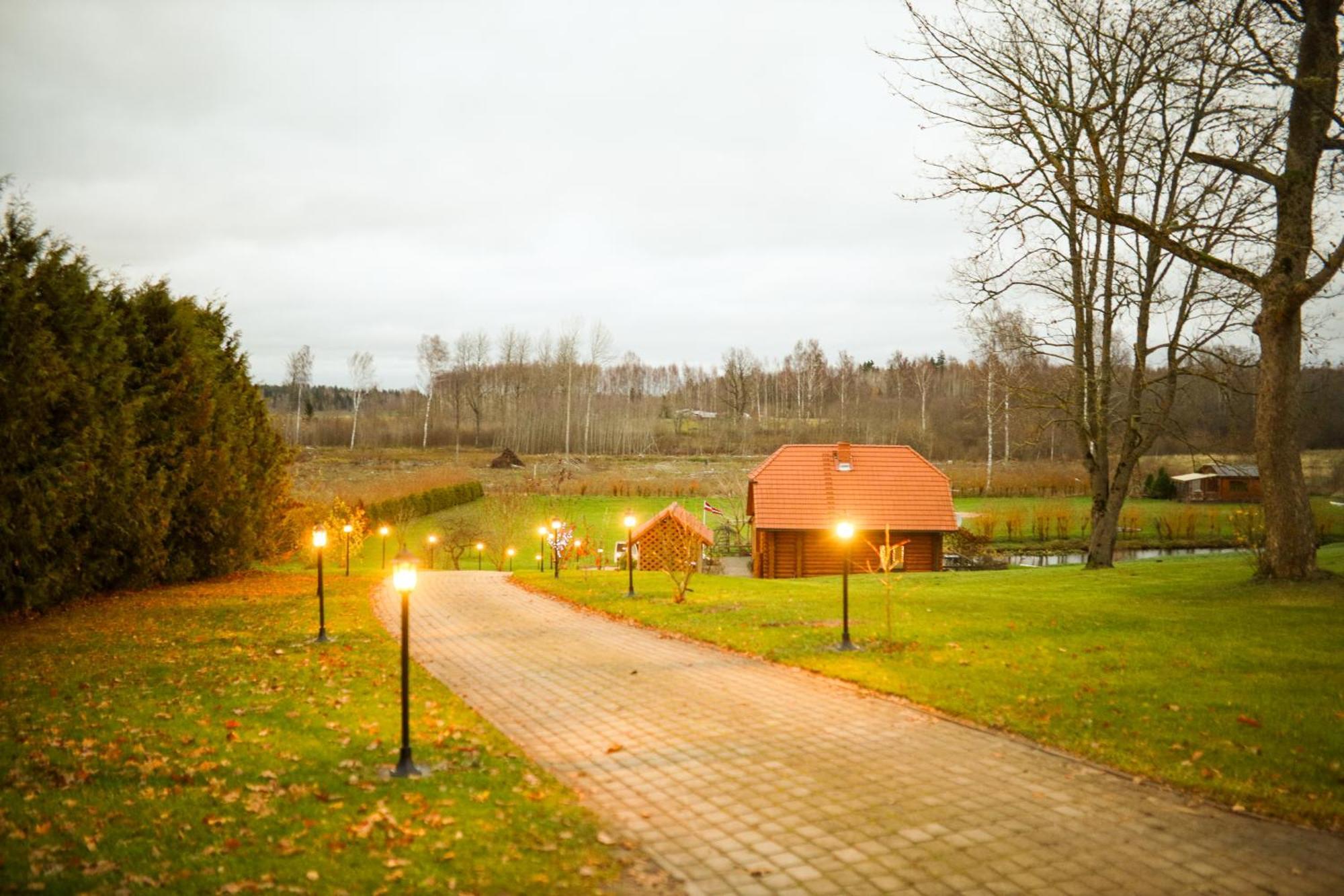 Kundzini Hotel Bīriņi Buitenkant foto